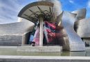 El Museo Guggenheim Bilbao amplía la instalación artística de su fachada creada por Darío Urzay en apoyo al Athletic Club